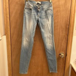 Hollister low rise light wash skinny jeans size 3R/26